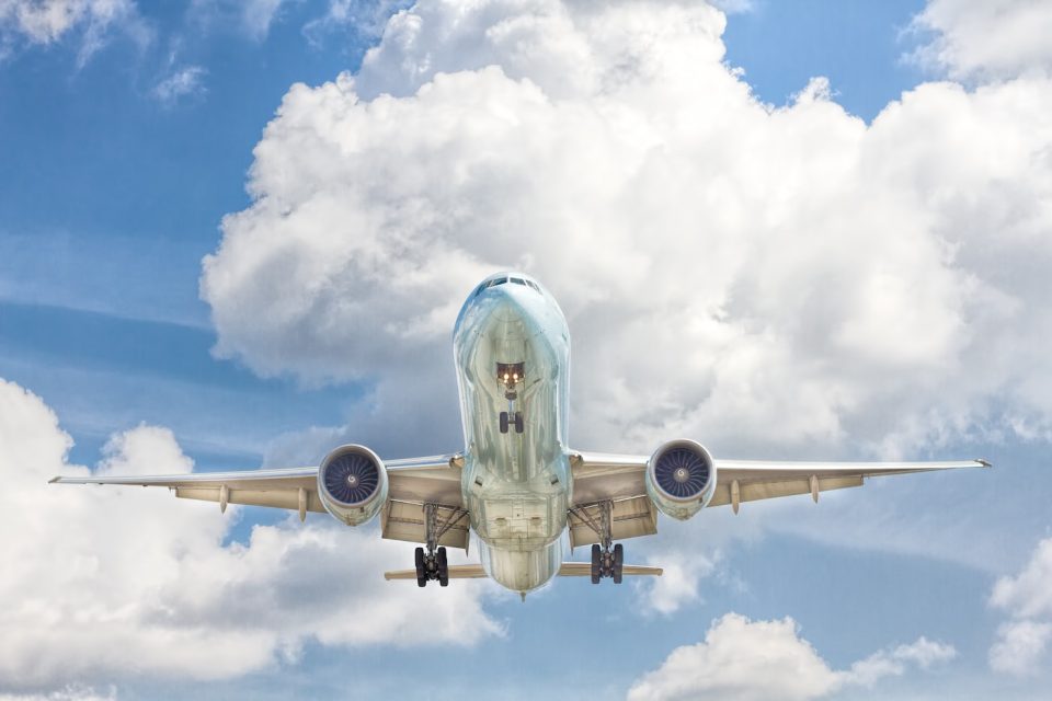 Flugzeug am Himmel